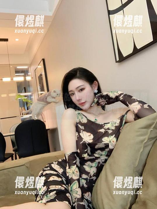 不爱笑的赛琳 微密圈 - 不爱笑的赛琳的毛衣密码:原图分享,谁能解开这穿搭的谜?