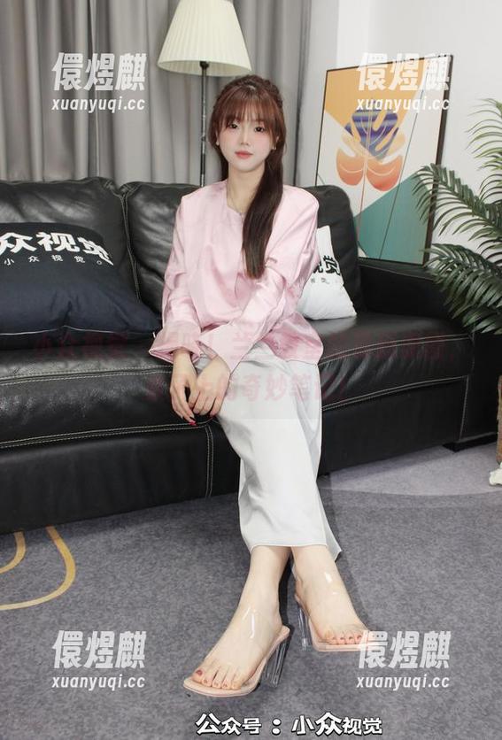 小众视觉-兰兰 小众视觉 - 揭晓!兰兰教室的最新原图,桌子上的奇妙笔记!