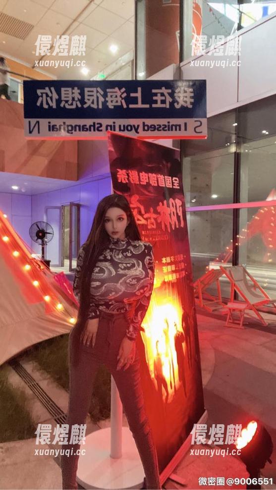 梦露veronica 微密圈 - 梦露veronica制服写真图集:一场关于形象的游戏,真的是游戏吗?