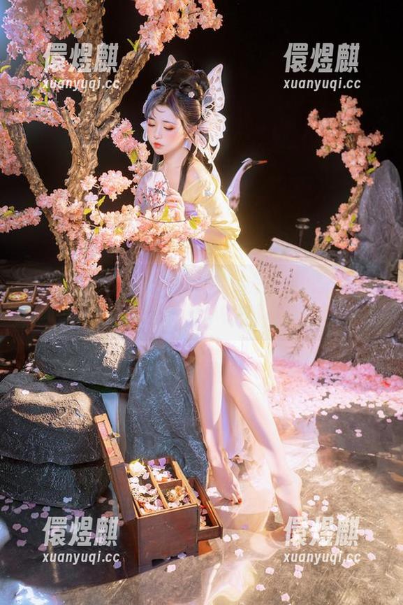 爆机少女喵小吉 泳池里的爆机少女喵小吉:私拍合集,水波荡漾着小心思