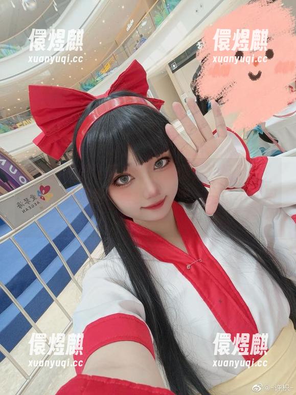 许枳 许枳的礼服让镜头都想偷懒,太好看了!快来盯着这组写真图集看吧,眼睛不够用!