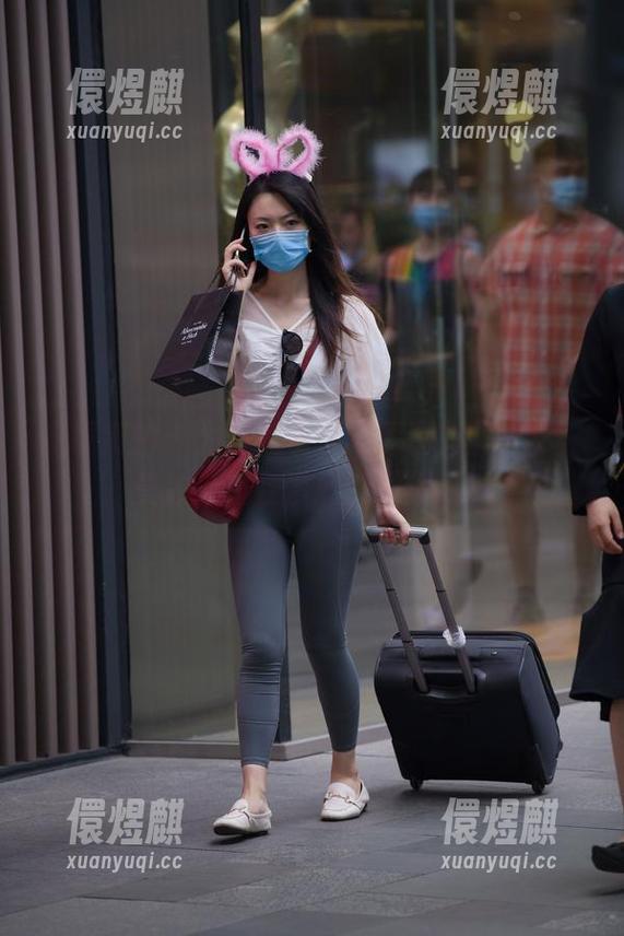 魔镜街拍-艾小青 魔镜街拍 - 为何艾小青的原图如此火爆,曼妙身姿在漫展引发狂热!