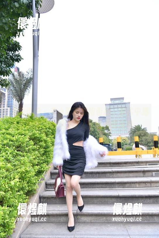 魔镜街拍-艾小青 魔镜街拍 - 艾小青的旗袍街拍,照片中透出的悠然自得真让人怀念那份从容。